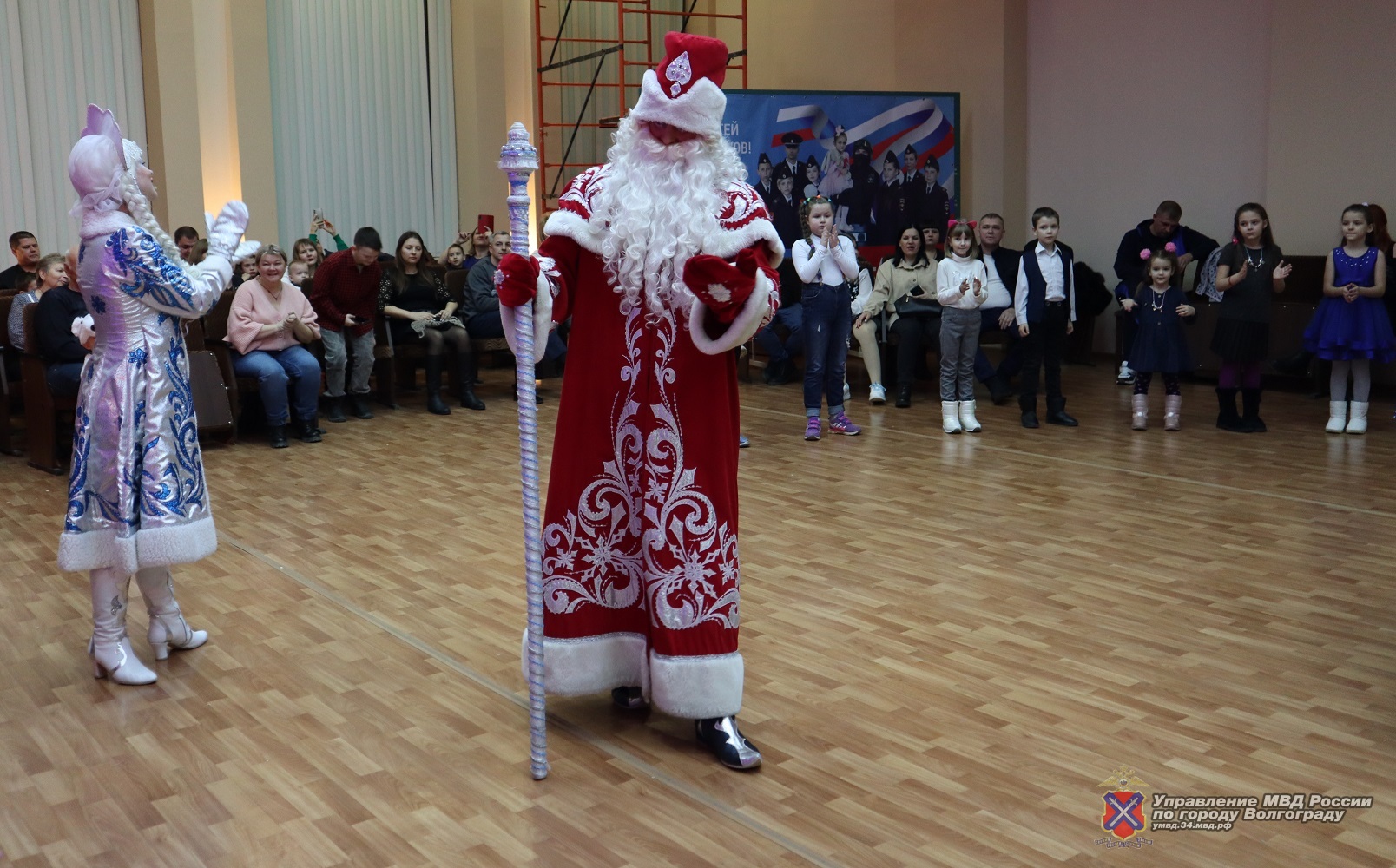 Сотрудники волгоградской полиции поздравили детей с Новым годом